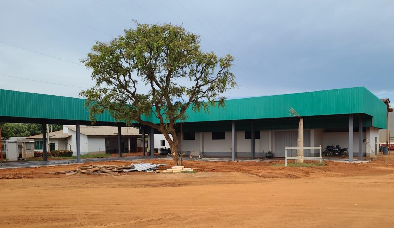 Fachada com pilares pré-moldados e ampla cobertura verde