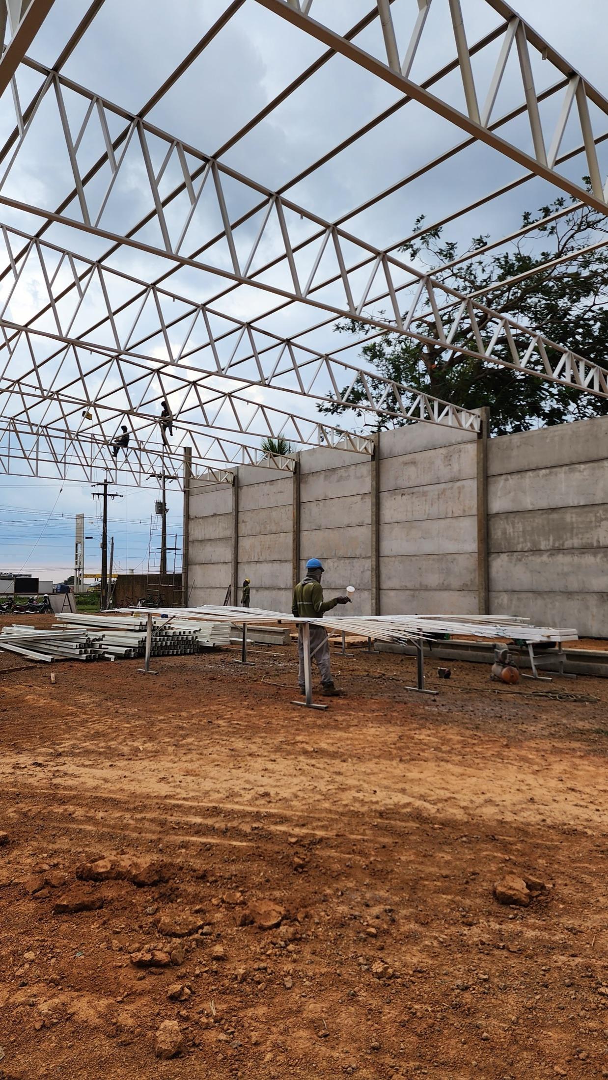 Painéis pré-moldados e treliças metálicas em montagem