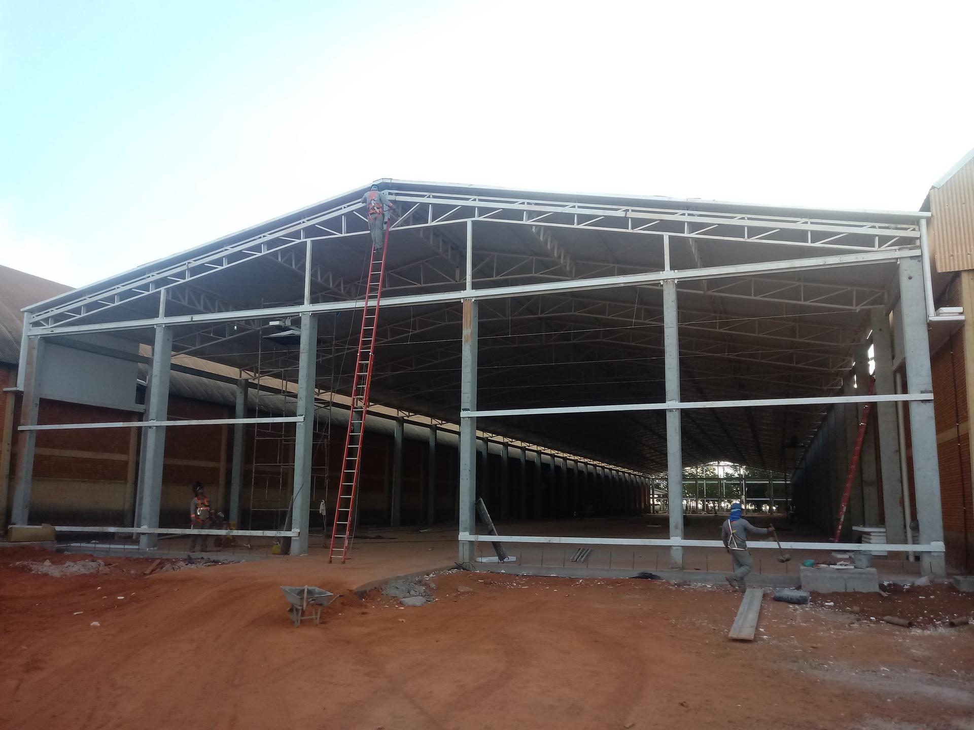 Estrutura de galpão para armazenagem agrícola em construção
