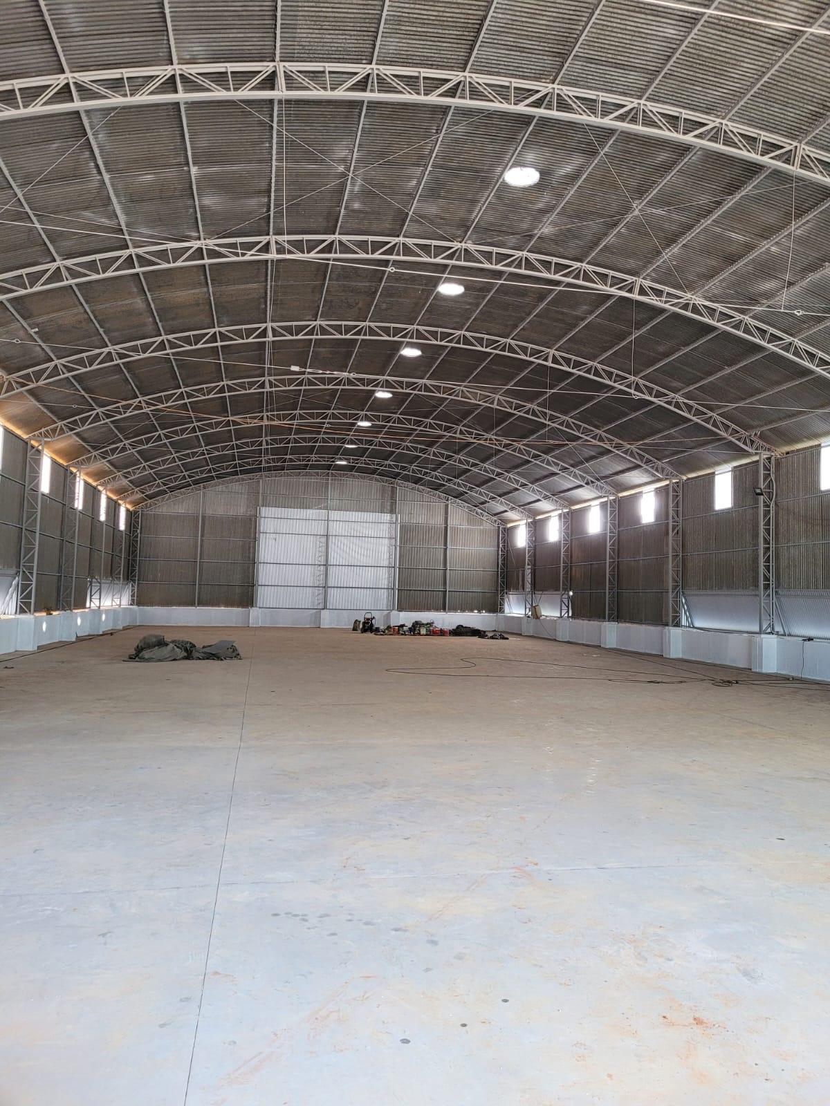 Interior finalizado de um galpão com estrutura de concreto e cobertura metálica