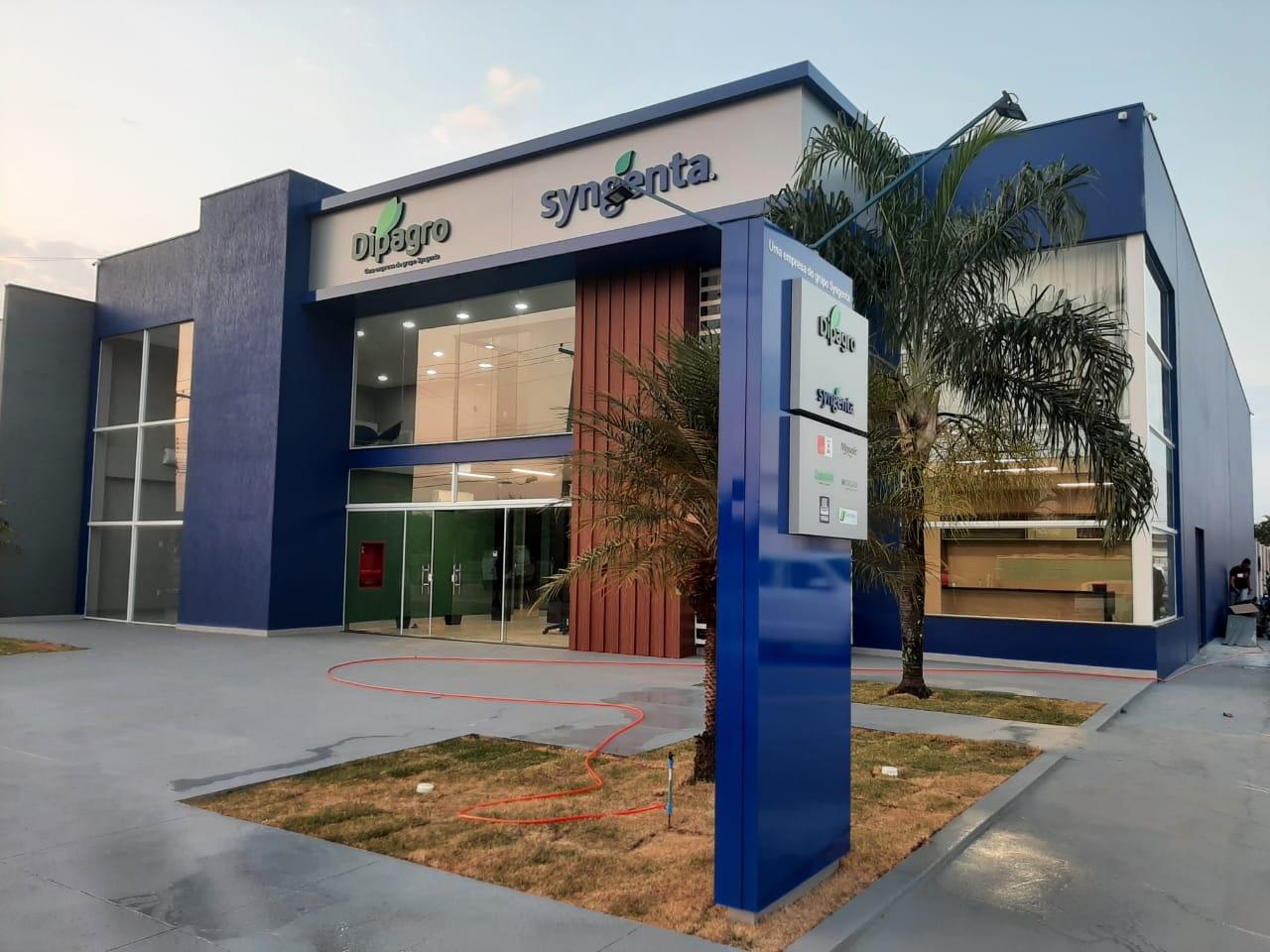 Fachada azul da unidade comercial Dipagro e Syngenta