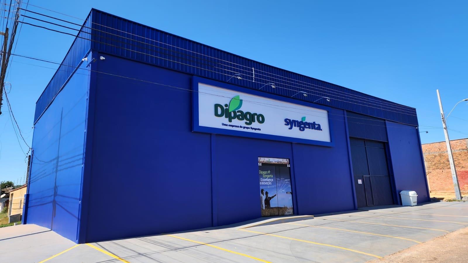 Galpão comercial azul da Dipagro visto pela lateral