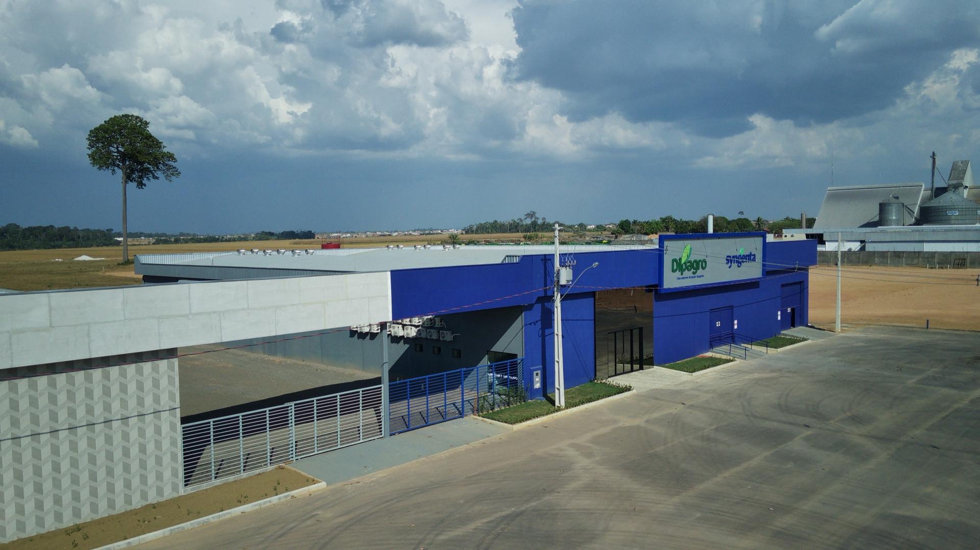 Vista aérea da fachada de uma unidade comercial Dipagro