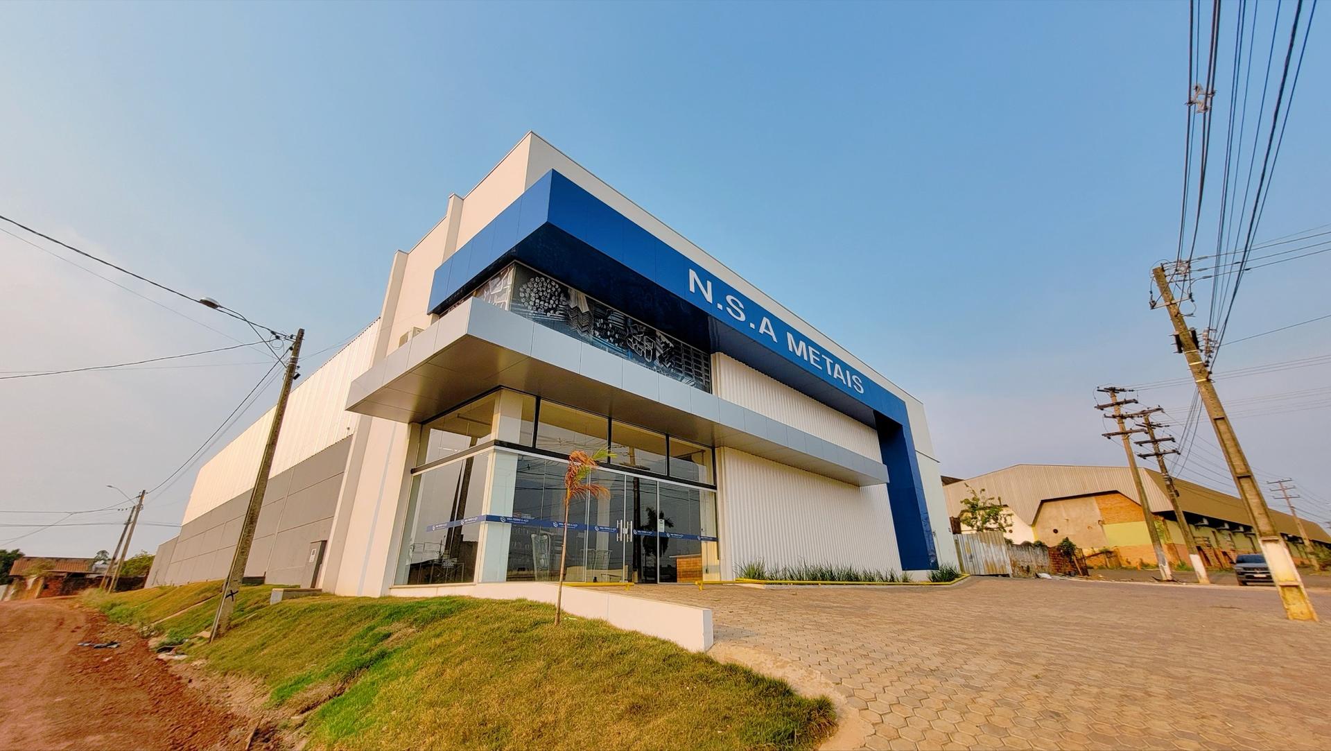 Fachada contemporânea da unidade comercial NSA Metais