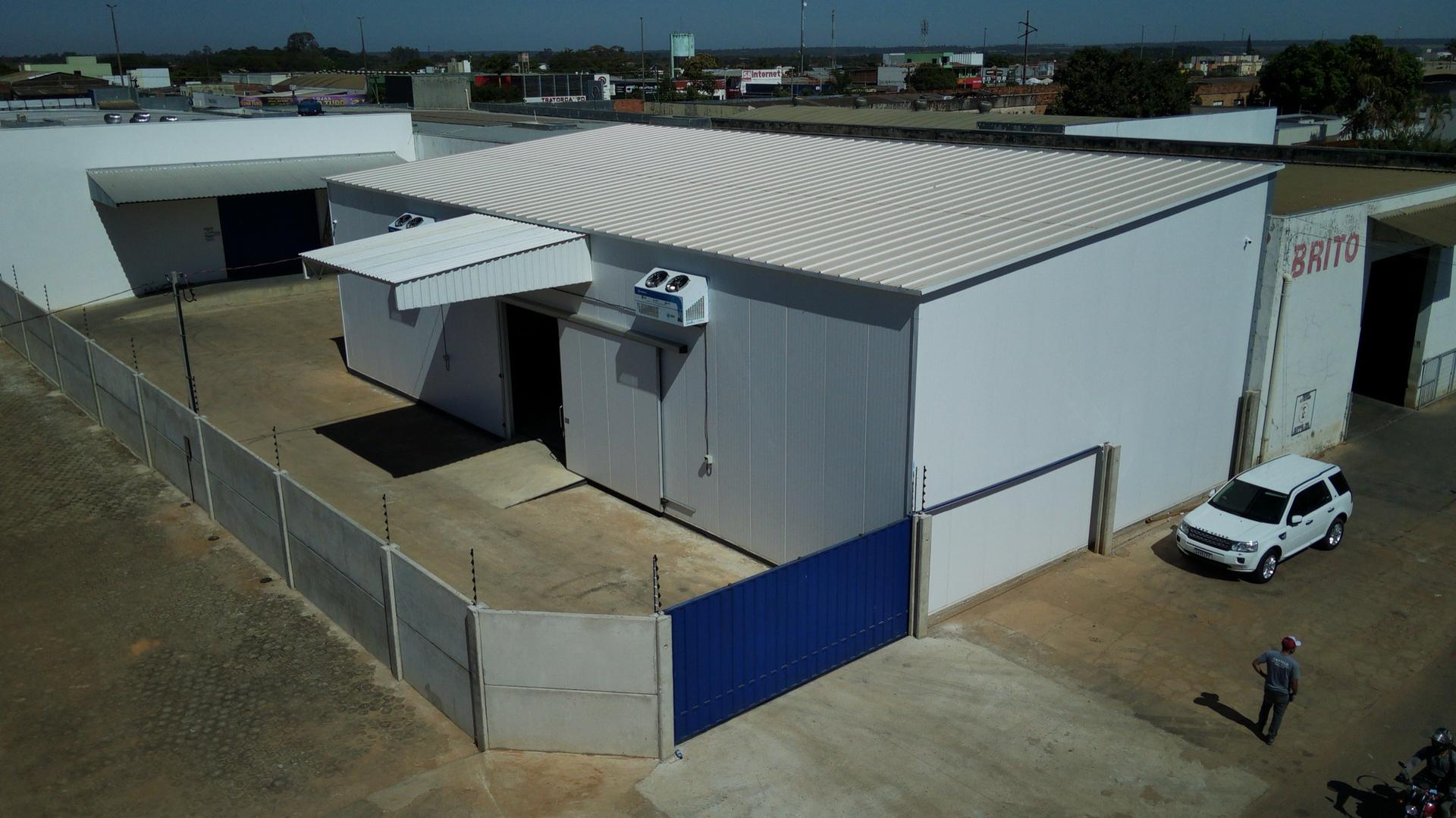 Vista aérea de uma unidade industrial com galpões e câmaras frias