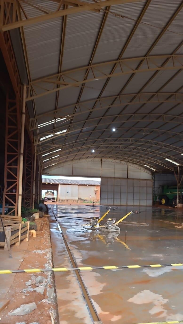 Execução de piso de concreto no interior de um galpão industrial